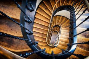 Wendeltreppe aus Holz mit Metallgeländer