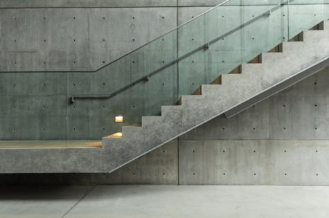 Moderne Betontreppe mit Glasgeländer