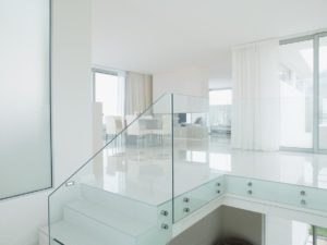 Moderne Treppe mit Geländer aus Glas