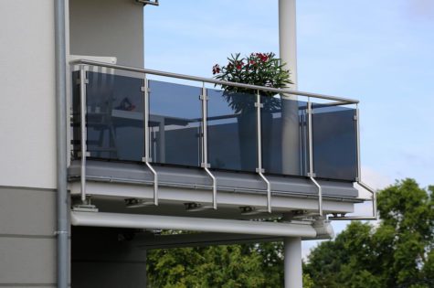 Balkongeländer aus Glas und Metall