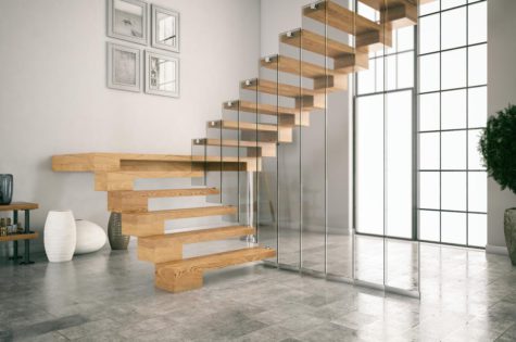 Elegante Holztreppe mit Glasgeländer