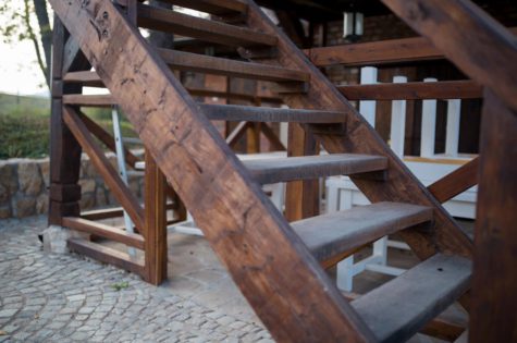 Rustikale Holztreppe für den Aussenbereich