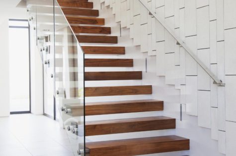 Elegante Holztreppe mit Glasgeländer