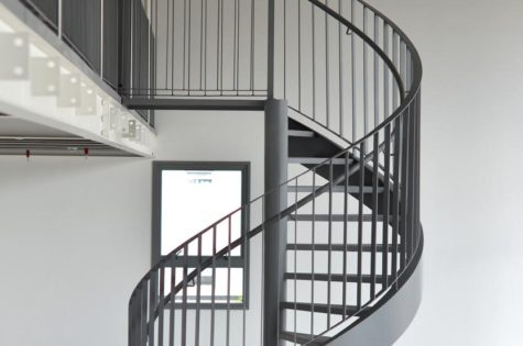 Wendeltreppe aus Metall im Apartment