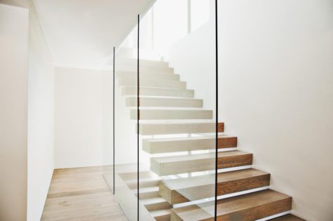 Eine Holztreppe mit Glasgeländer