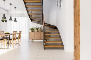 Treppe aus Holz mit Metallelementen