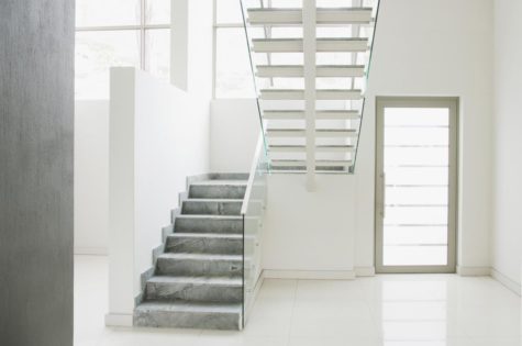 eine moderne Treppe aus Stein mit einem Glasgeländer