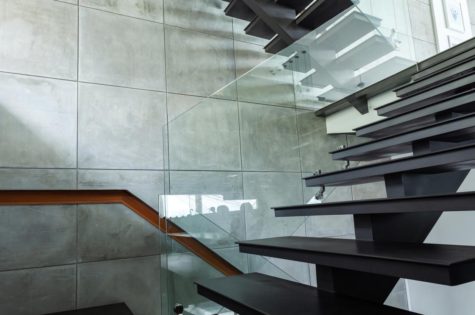 Moderne Metalltreppe mit Glasgeländer