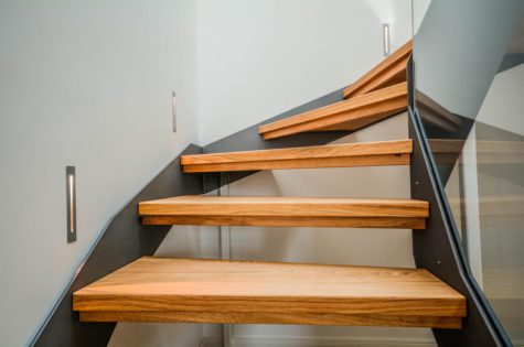 Eine Treppe mit Holzstufen und Metallelementen