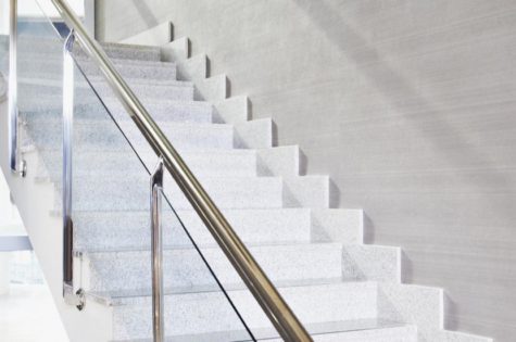 Treppe für Treppenhaus mit Metall- und Glasgeländer