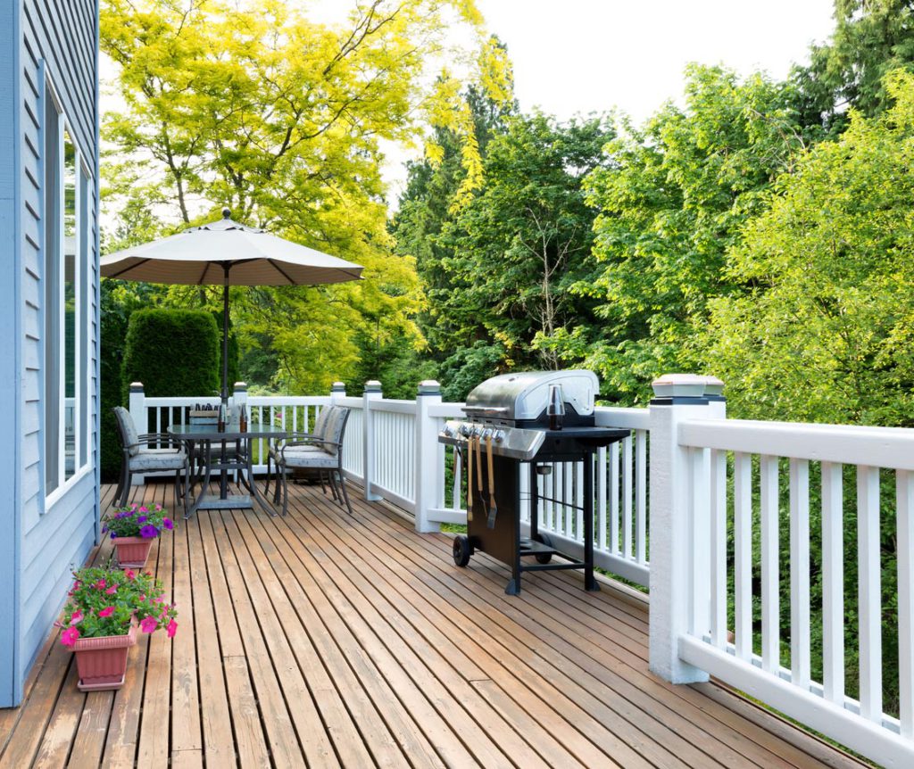 Holzgeländer für den Balkon