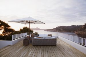 Terrasse mit Geländer und Aussicht