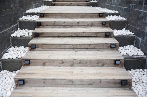 Eine Treppe aus Holz für den Aussenbereich