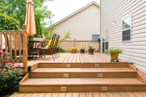 Eine Holztreppe für die Terrasse