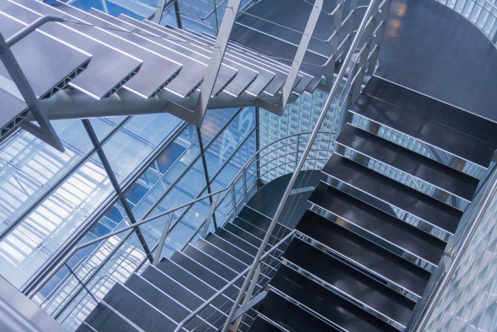 Moderne Treppen im Treppenhaus