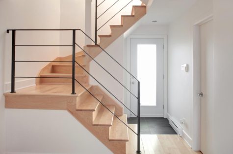 Moderne Treppe aus Holz mit Metallgeländer