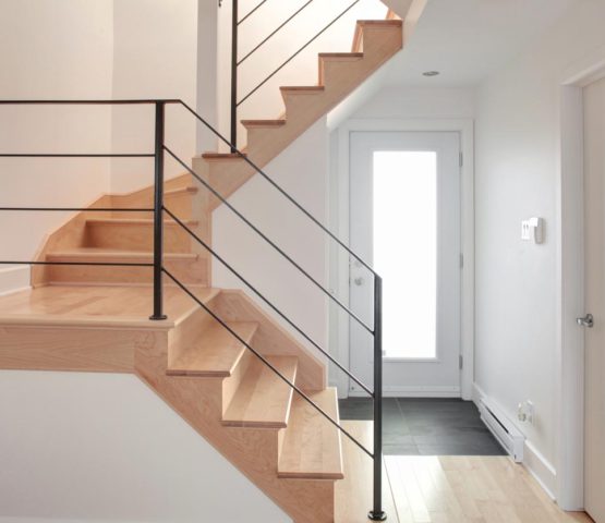 Moderne Treppe aus Holz mit Metallgeländer