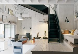 Stahltreppe in modernem Apartment