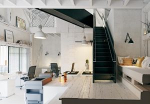 Stahltreppe in modernem Apartment