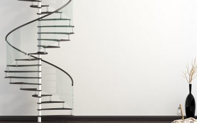 Wendeltreppe mit Geländer aus Glas in modernem Apartment